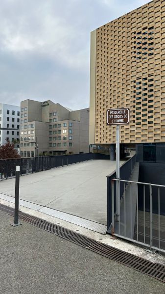 Fichier:Passerelle droits homme.jpeg