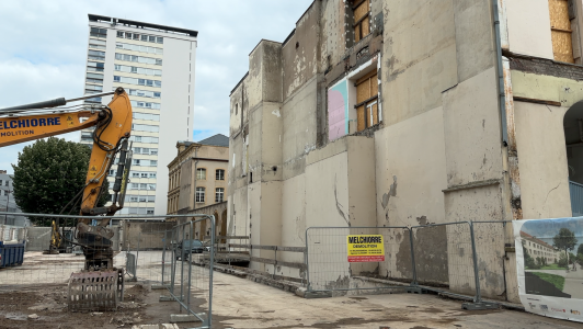 La destruction du bâtiment principal, en août 2025.