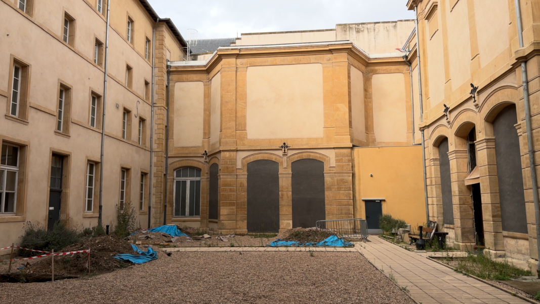 La cour intérieure du musée, vue sur l'aile derrière le grenier de Chèvremont.