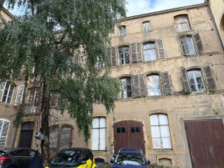 Ancien bâtiment de l'administration du Musée de la Cour d'Or, derrière l'église des Trinitaires, accessible par la cour privée du musée, 4 rue du Haut Poirier.
