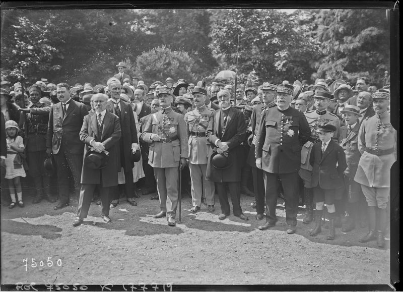 Fichier:Metz, 5-6-1922, les officiels devant le monument du Poilu, Poincaré, Foch, Alapetite, Joffre.jpg