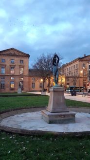 La Source, sculpture devant le tribunal.