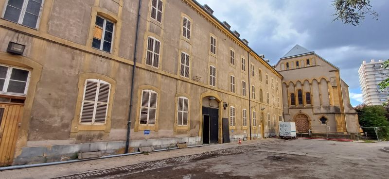 Fichier:Cour Sainte Blandine hopital 2.jpg